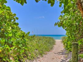 Ocean Access Jensen Beach Home Dock and Lanai!，位于詹森比奇的酒店