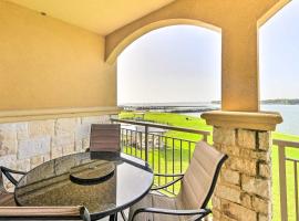 Lakefront Corsicana Condo with Balcony and Pool Access，位于科西卡纳的公寓