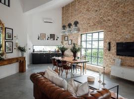 Loftlak&aacute;som****，位于维斯普雷姆的带热水浴缸的酒店