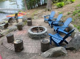 4-Season Home Fireplace and Fire Pit in Barnstead，位于Barnstead的酒店