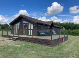 Lakeside cabin set in the Kentish countryside，位于Bethersden的木屋
