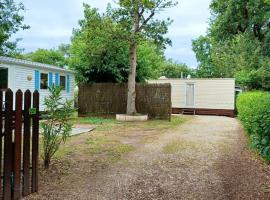 Charmant Bungalow a Saint Pierre d'Oleron avec Jardin，位于奥雷龙圣皮耶尔的酒店