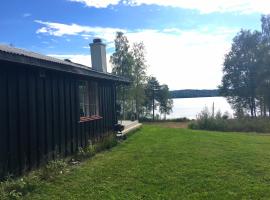 Nærglimt - cabin by the lake Næra，位于Ringsaker比利赛道附近的酒店