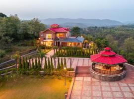 StayVista at Dhauladhar House - Luxurious Chateau in Kangra，位于达兰萨拉的别墅