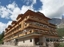 Hotel Colfosco，位于圣马蒂诺-迪卡斯特罗扎的Spa酒店