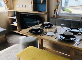 Chalet, Balcony, BBQ, sleeps 6, (new 2022)，位于Lytchett Minster的酒店