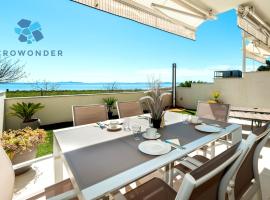 Crowonder Beachfront Reiterer Villa V2 with Seaview 30 meters from the Beach，位于普利拉卡的酒店