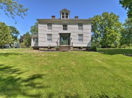 Sodus Point Historic Home about half Mi to Sodus Bay!，位于Sodus的酒店