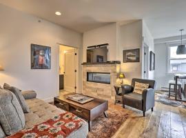 Grand Lake Condo with Balcony and Mountain Views，位于格兰德莱克的海滩酒店