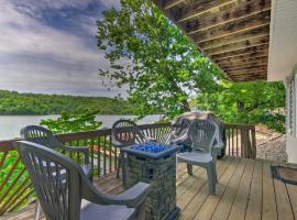 Lakefront Rocky Mount Retreat with Swim Dock!，位于Rocky Mount的酒店