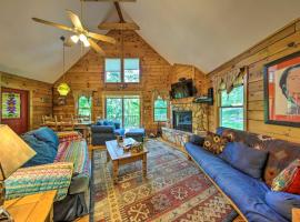11 Mi to Calaboose Cellars Marble Cabin with Deck!，位于Marble的酒店