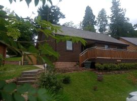 Charming lodge cosy comfortable ideal location，位于布莱尔高里的酒店