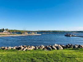 Peaceful Waterfront Cottage on Georgian Bay，位于维多利亚港的度假短租房