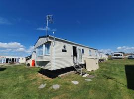 Remarkable 5-Bed Cabin in Clacton-on-Sea，位于滨海克拉克顿的酒店