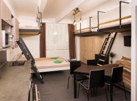 Flying Bed Apartment close to Prague Castle and Airport，位于布拉格哈拉坎斯卡地铁站附近的酒店
