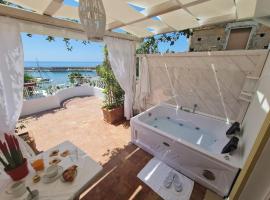 luxury B&B SUITE JACUZZI VILLA FILOMENA，位于卡梅罗塔码头的酒店