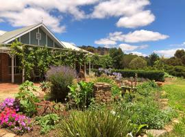 Belkampar Retreat - Authentic Farm Style Home - Perfect For Families and Large Groups!，位于Bonnie Doon的带停车场的酒店