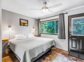 Mount Olympus Suite, Room 9 at Mount Walker Inn，位于Quilcene的带停车场的酒店