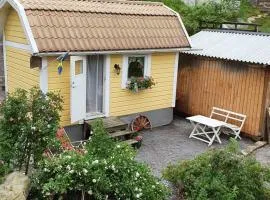 Sjönära liten stuga med sovloft, toilet in separate small house, only OUTDOOR shower!
