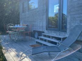 tiny house du poulloguer，位于Prat的酒店