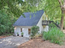 Wooded Cottage - 3 Mi to Clemson University，位于克莱门森的酒店