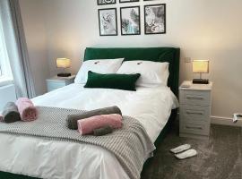 Salisbury Suite - Modern 2 bedroom flat with parking in Menai Bridge，位于梅奈布里奇的公寓