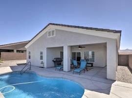 Sunny Bullhead City Home with Patio and Mnt View!，位于布尔海德市的别墅