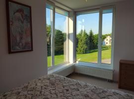Spacious & Cozy Apartment with Forest View，位于Zapyškis的酒店