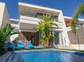 Stunning New Build 3 Bed Villa with Private Pool，位于维拉科斯塔的度假屋
