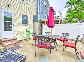 Family-Friendly Keansburg Home Walk to Beach!，位于Keansburg的酒店