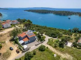 Stunning Home In Rab With Jacuzzi