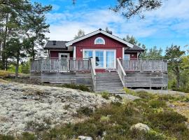 Holiday home STAVSNÄS II，位于Djurhamn的酒店