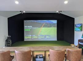 Golfers dream Guest suite with onsite golf studio available for booking by guests，位于Strathkinness的公寓