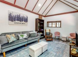 Top Town Retreat，位于Crestline的酒店