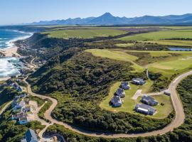 野花高尔夫庄园度假酒店，位于Eersterivierstrand的带泳池的酒店