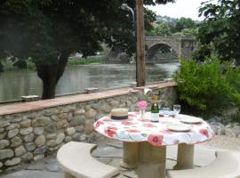 LIMOUX RIVERSIDE GARDENs，位于利穆的度假屋