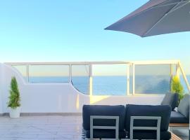 Luxury Beachside apartment - Stunning Ocean Views，位于福恩吉罗拉的酒店