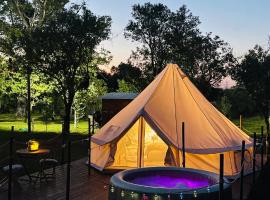 Green Garden Glamping Retezat，位于Bălan的豪华帐篷