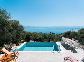 oliva e mare luxury suite，位于科孚镇的带泳池的酒店