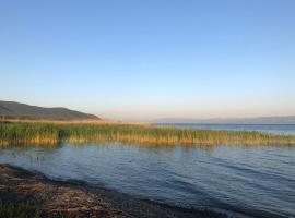 Home on Iznik Lake with its own Private Beach，位于伯萨的酒店