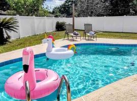 The Flamingo*4bed*pool*jacuzzi*foosball，位于Valrico利西亚斯普林斯地区公园附近的酒店