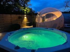 Bulle du puits avec jacuzzi et sauna privatif，位于Havinnes的酒店