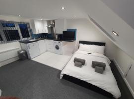 New Self Contained Flat,in Hayes, Free Parking，位于Northolt的旅馆