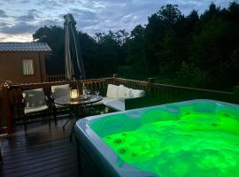 Carre Retreat with private hot tub，位于费尔顿的度假屋