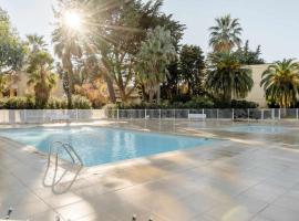 Spacious apartment at a 5 min walk from the beach，位于昂蒂布的酒店
