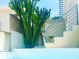 Chalet junto al mar con piscina climatizada，位于Caserío Cañada的带停车场的酒店