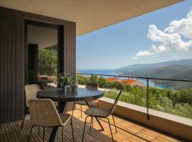 Oltremare Premium suite apartment w/pool in Rabac，位于拉巴克的带泳池的酒店