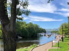 Light & Spacious Loch Lomond Apartment，位于亚历山德里亚的酒店