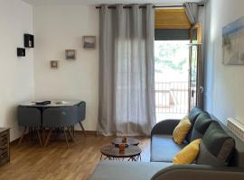 Precioso cálido apartamento en Sort con terraza，位于索特的酒店