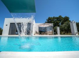 Villa Vivian Heated Private Swimming Pool & Jacuzzi，位于耶奥伊乌波利斯的乡村别墅